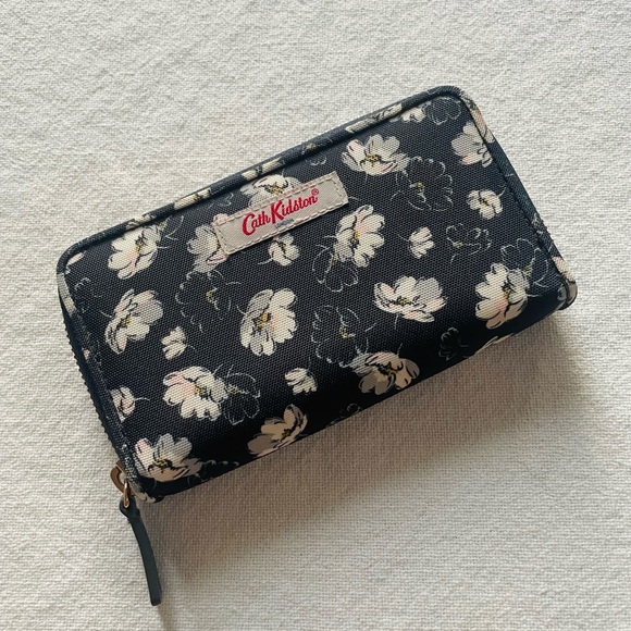 Cath Kidston Floral Zippered Fabric Wallet - Picture 1 of 8